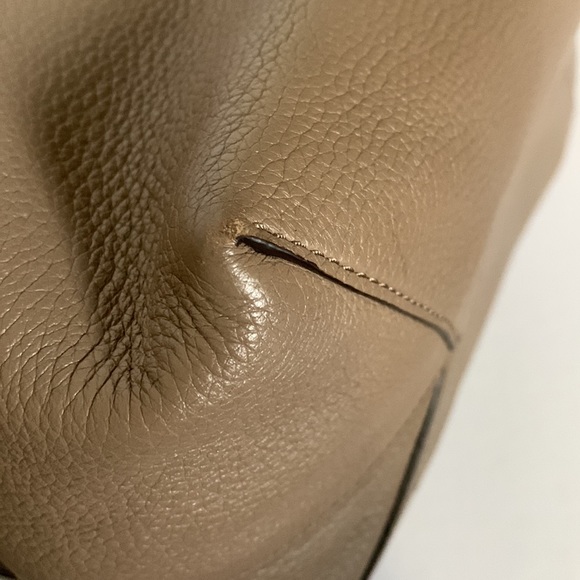 Michael Michael Kors Izzy LG EW Tote Leather in Dune - Picture 9 of 9